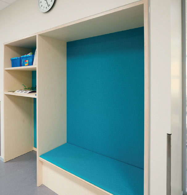 Sittenisje med integrert oppbevaring i Steinkjer skole