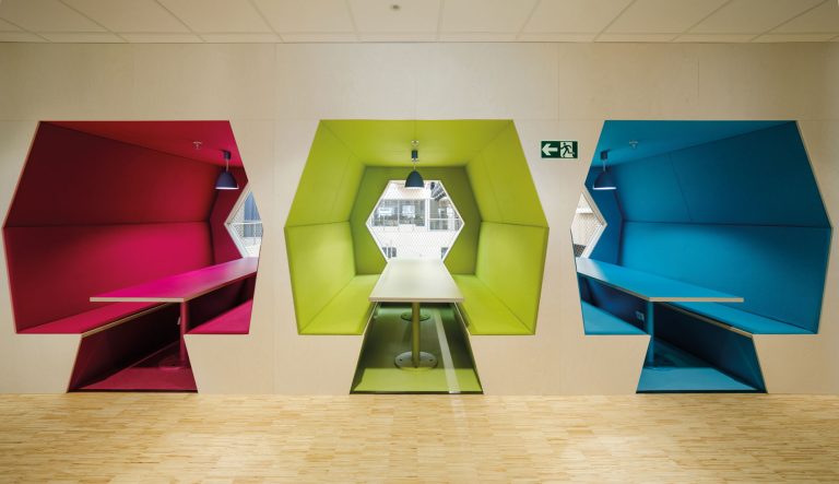 Fargerike sitte- og arbeidsnisjer i Steinkjer skole