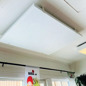 Lyddempende plate inklusive opphengsbøyler