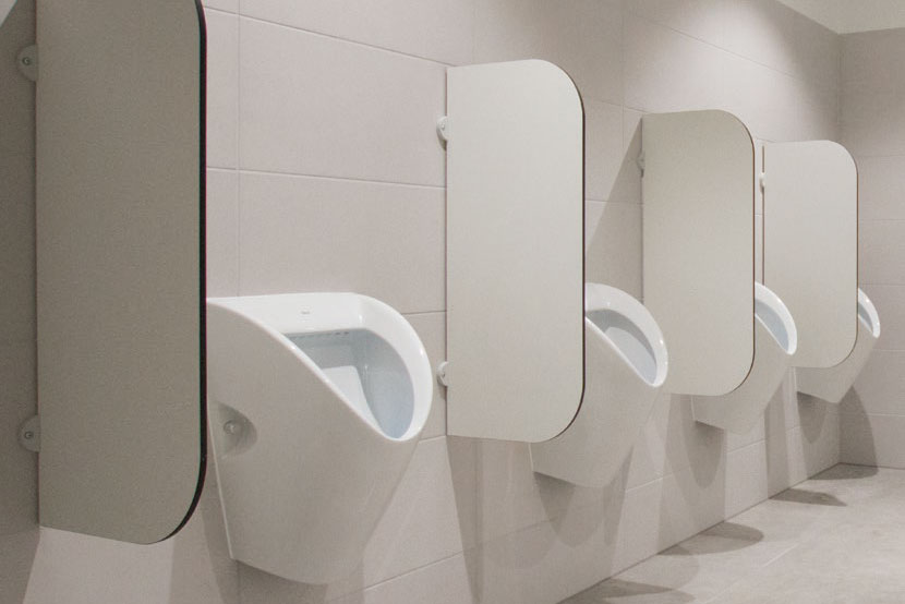 Urinalskjerm i vanntett kompaktlaminat for offentlige toaletter og herregarderober