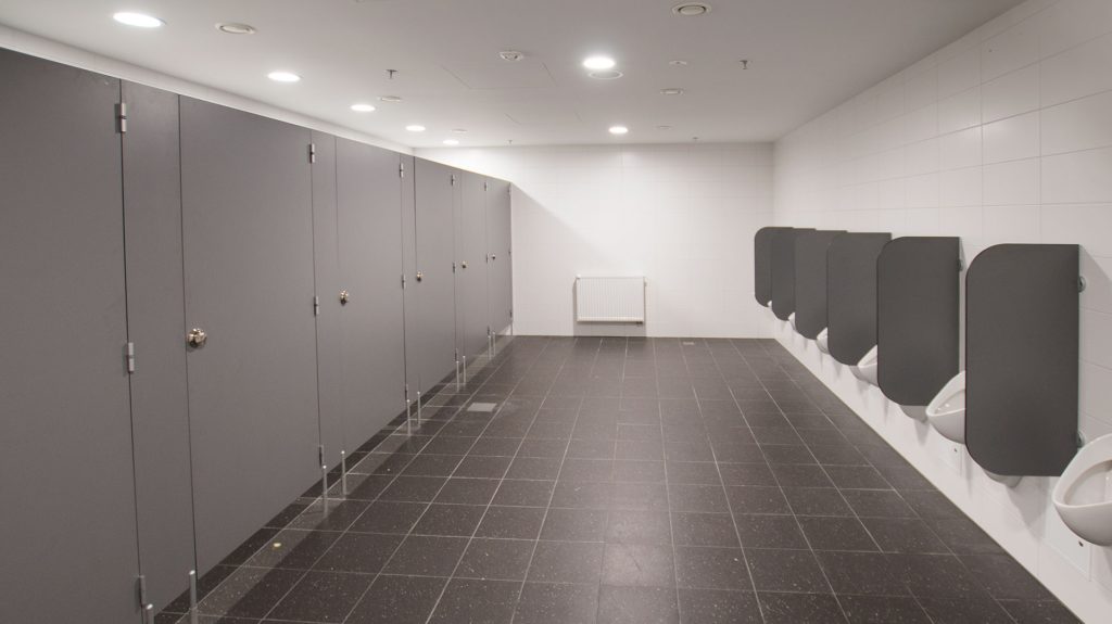 Urinalskjerm tilpasset skole og barnehage i slitesterkt og fuktbestandig material